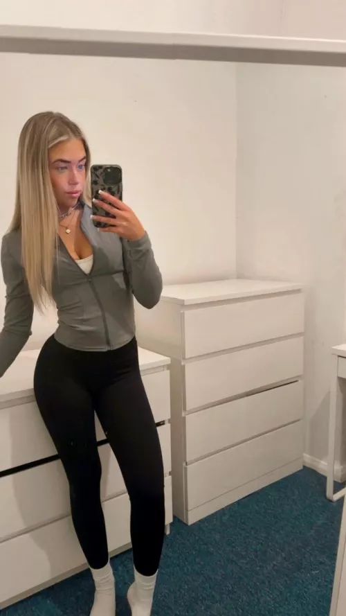 proof that u can be cozy and chic at the same time