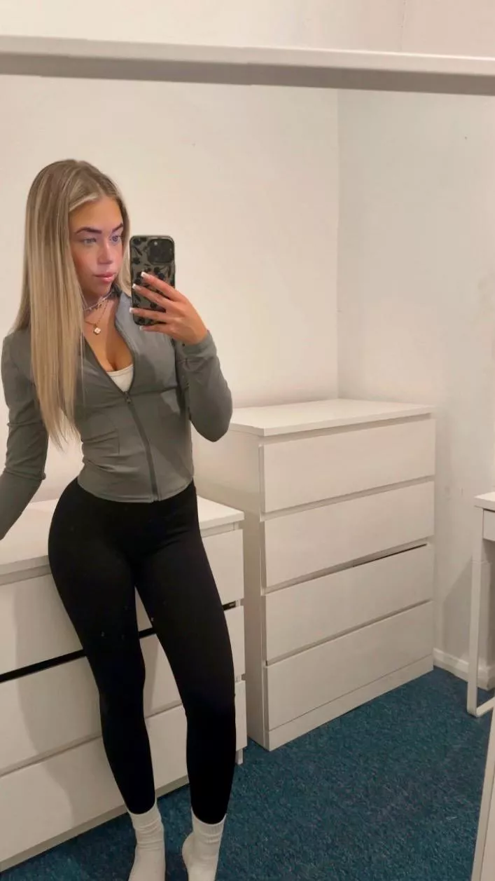 proof that u can be cozy and chic at the same time