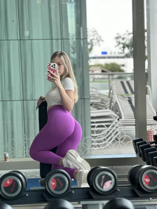 There’s something about leggings that boosts women’s confidence. Maybe it’s the way people look when they walk by? 😏