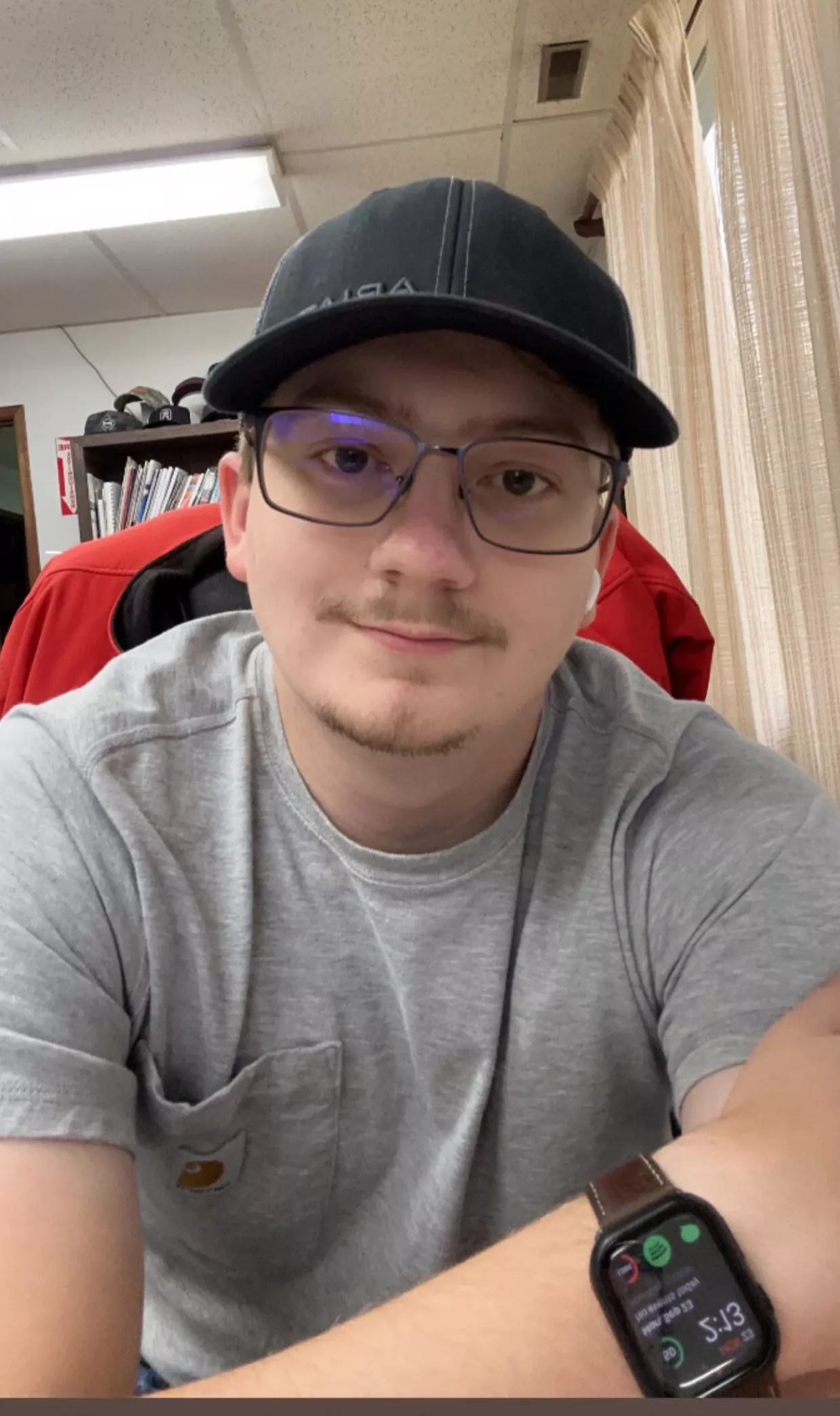 (21) slow day in the office, anyone up for a chat 🙂