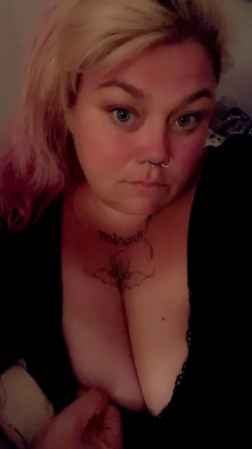 Being a mom is exhausting but attempting to be hot while doing it is next level lol