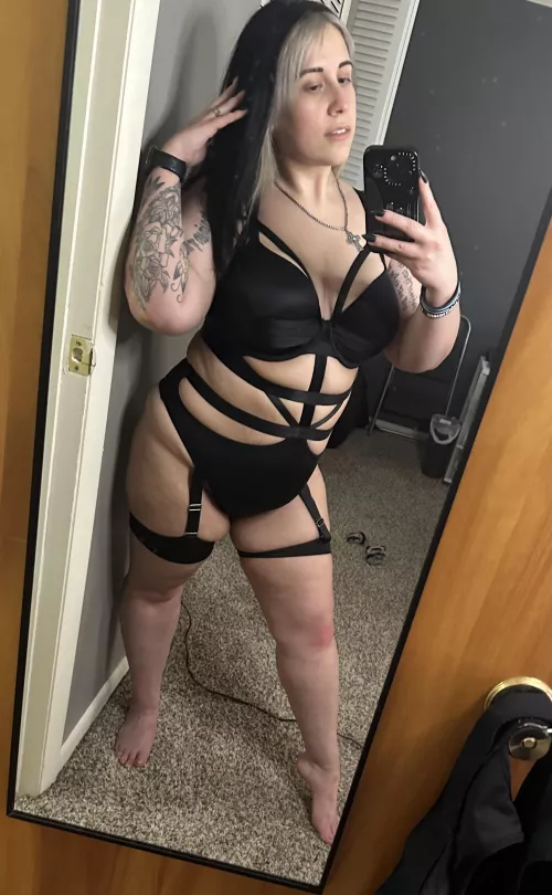 Just a mirror, a phone, and my short chubby self 