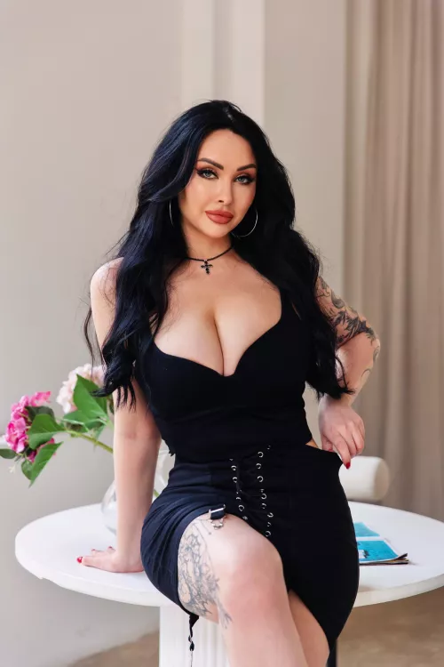 My curves struggle to stay in this dress 