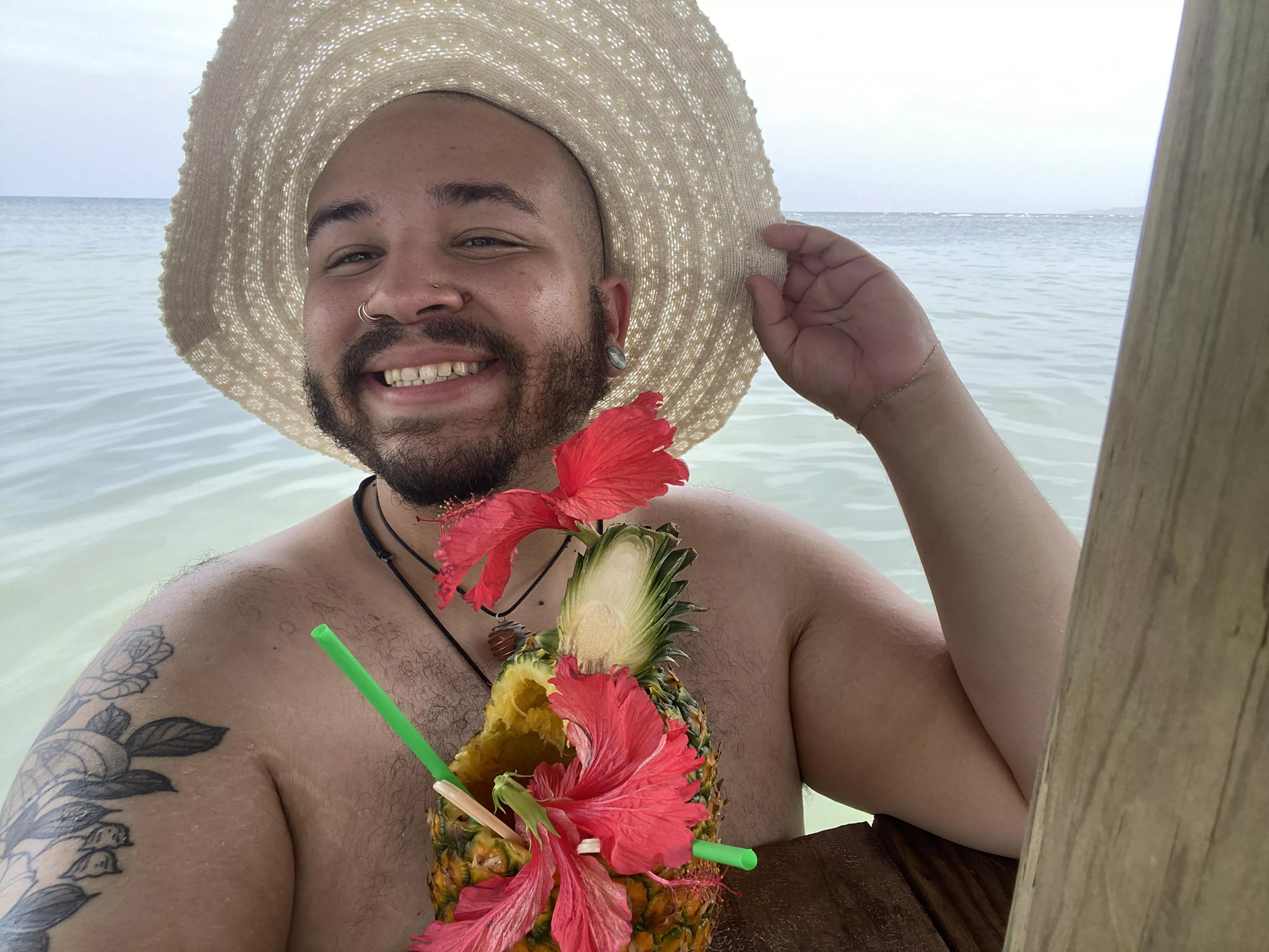 Wish my chest was harder! But wanted to share a smile pic ☺️ say hi if you want. 