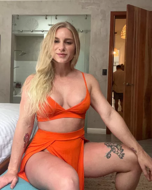 I think orange looks good on blondes