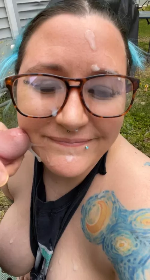 Turns me on so much getting my face painted outside…..and knowing you pervs a stroking to it😈