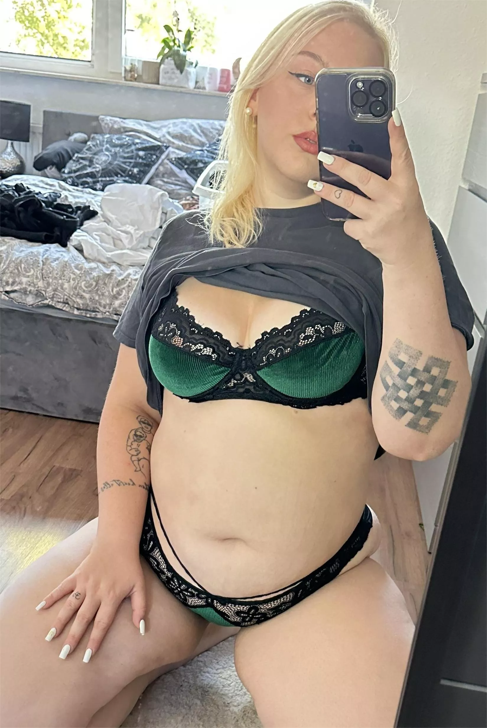 Ugh,i'm bored. If you were here, where would you touch me.