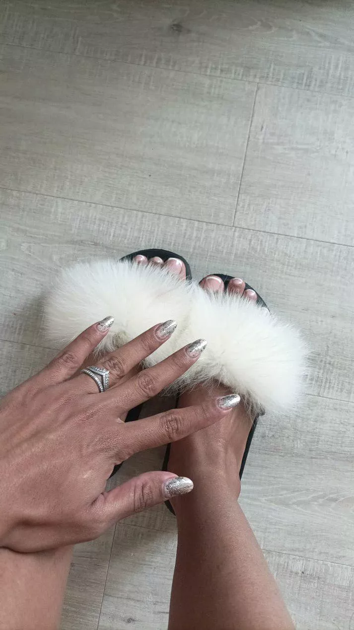 willing to give you a footjob