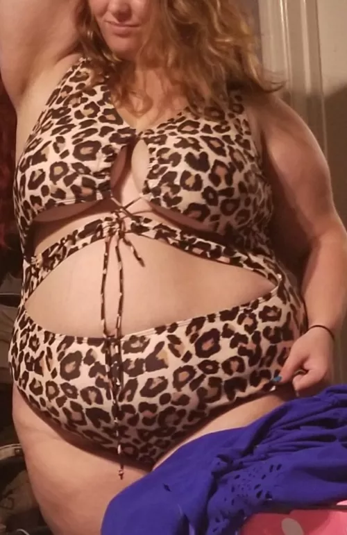 I love the underboob in this bikini! 😍