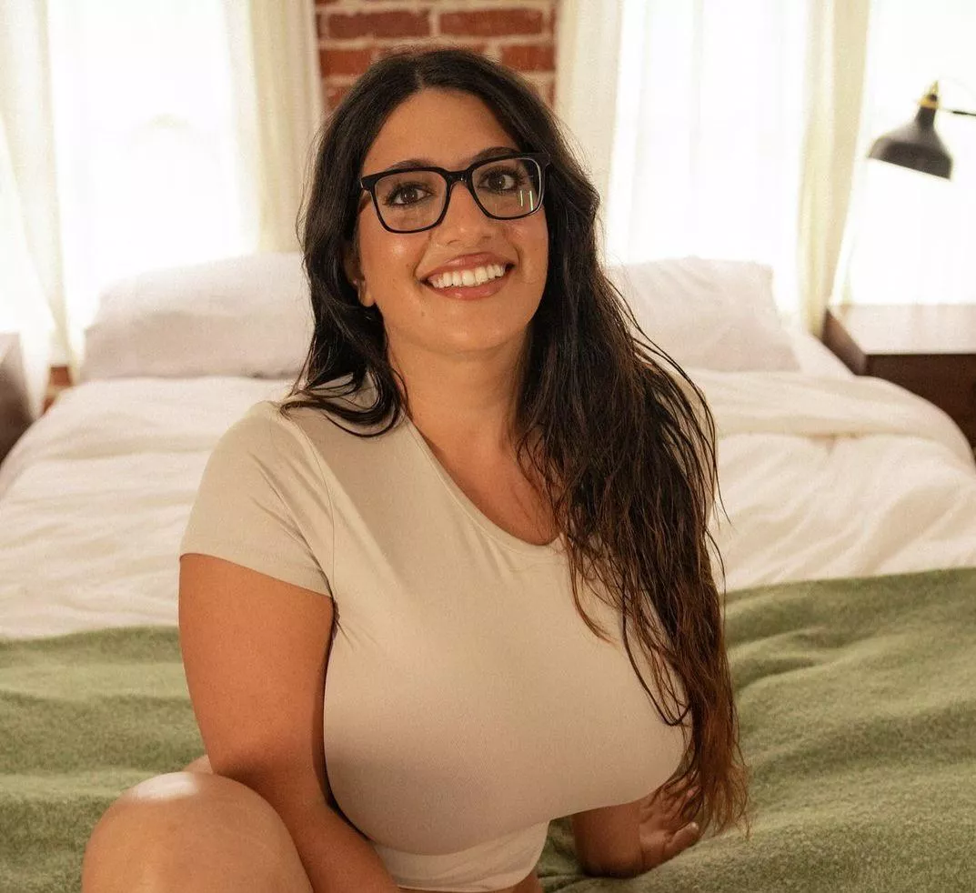 she looks good in tan