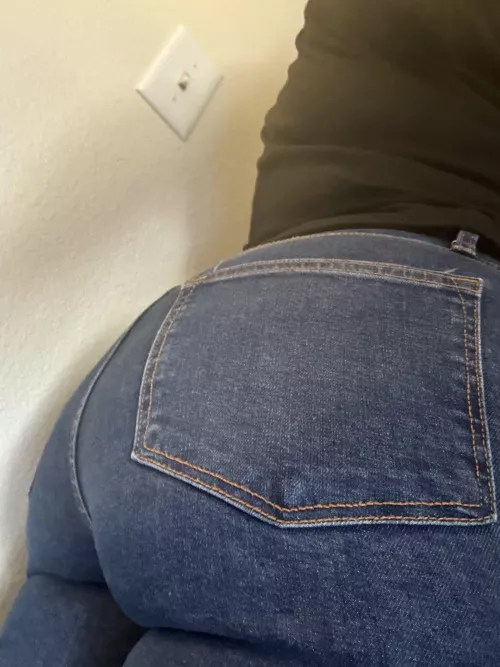 Should I go a size smaller or larger in these jean?!