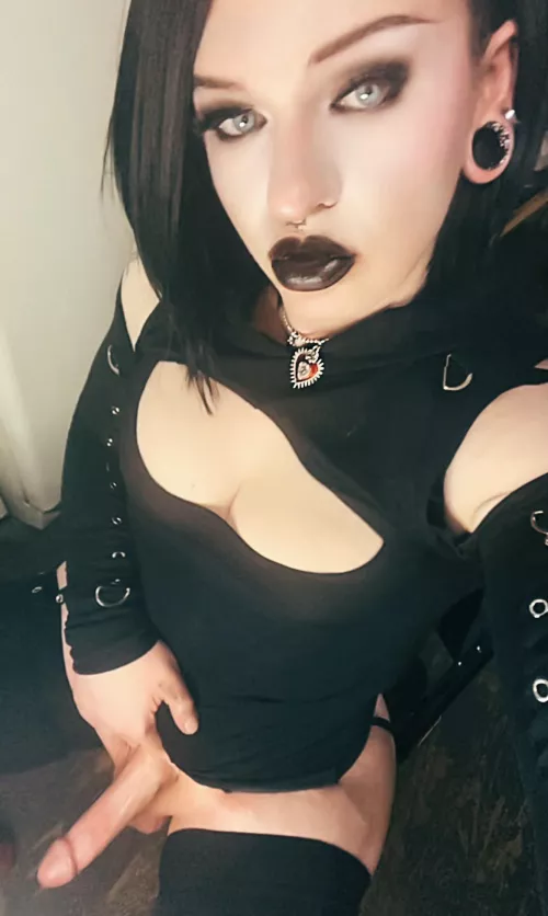 Who’s gonna worship Mommy’s goth girl cock? 🖤