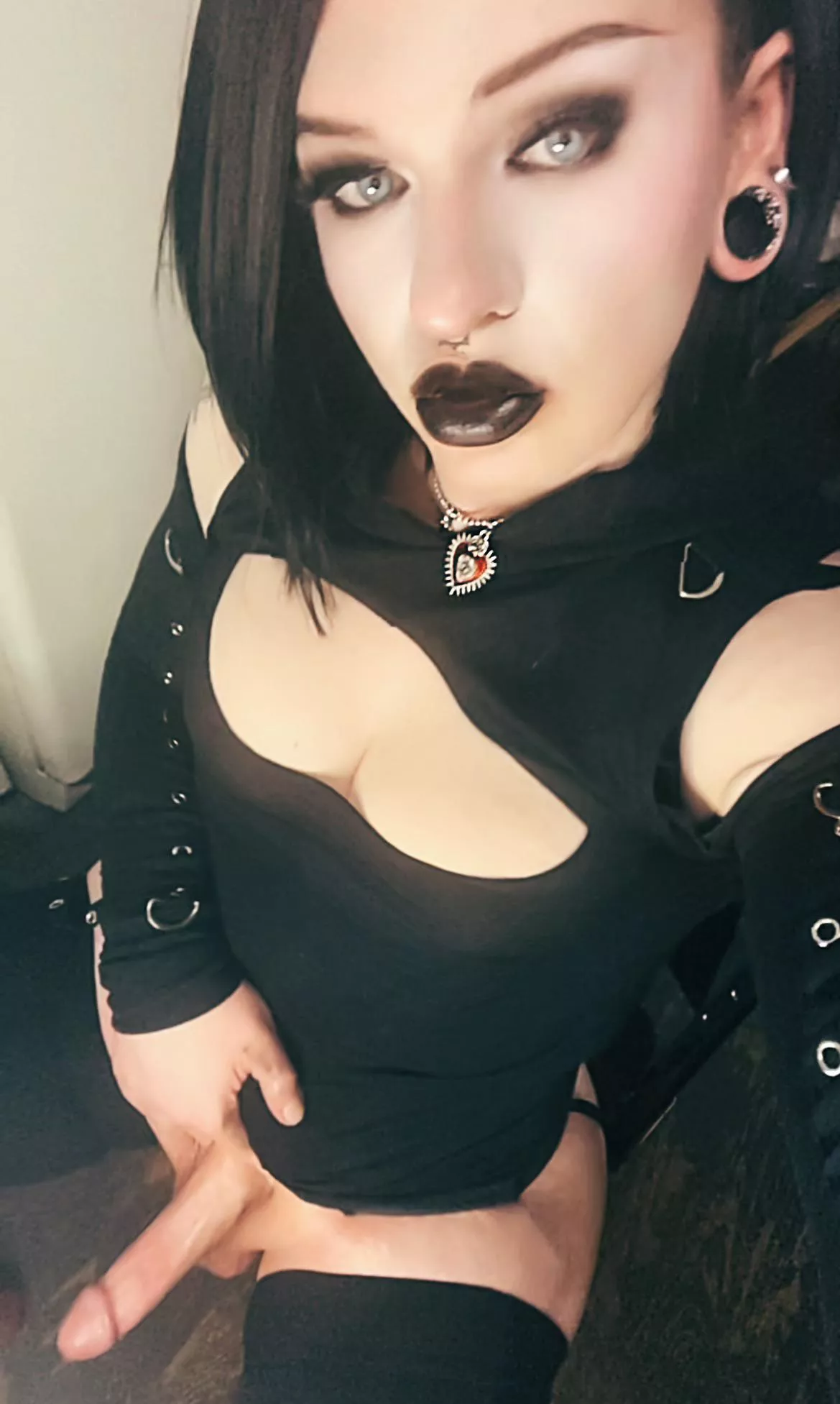 Who’s gonna worship Mommy’s goth girl cock? 🖤