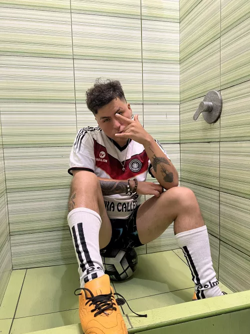 If you're looking for an athletic stud, I'm the perfect candidate. I want to tear up holes after every training session 🍆⚽️🍆💦💦💦