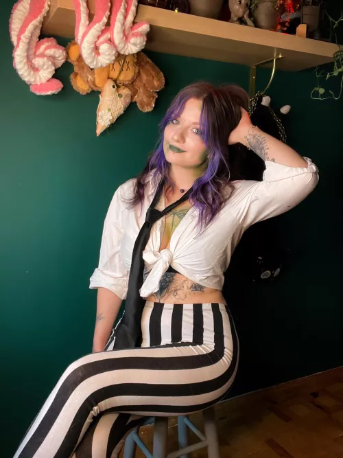 made a beetlejuice cosplay [f] idk how I do it, I always end up in something green