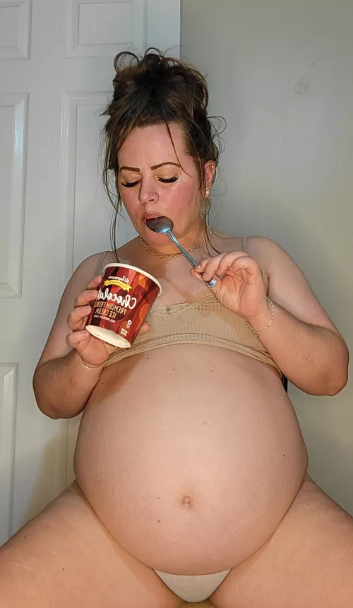 What a pot-bellied princess 🍦🥵🤤 it still shocks me that I started at a tiny 97lbs 