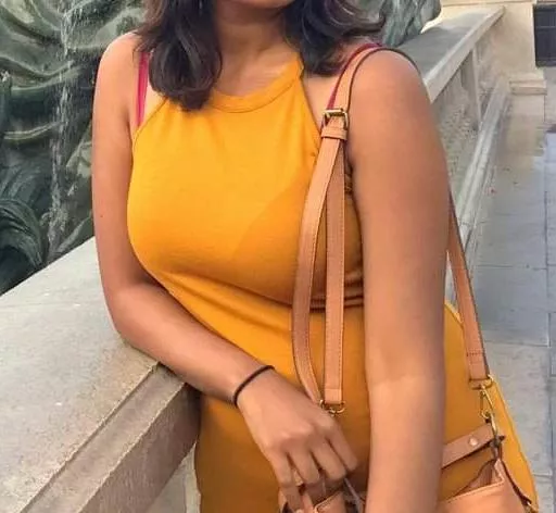 Bra lines and a very visible strap too! Yumm 