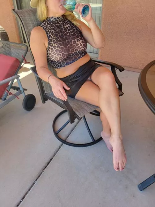 Only confident slutwives wear short micro mini skirts and no panties :)