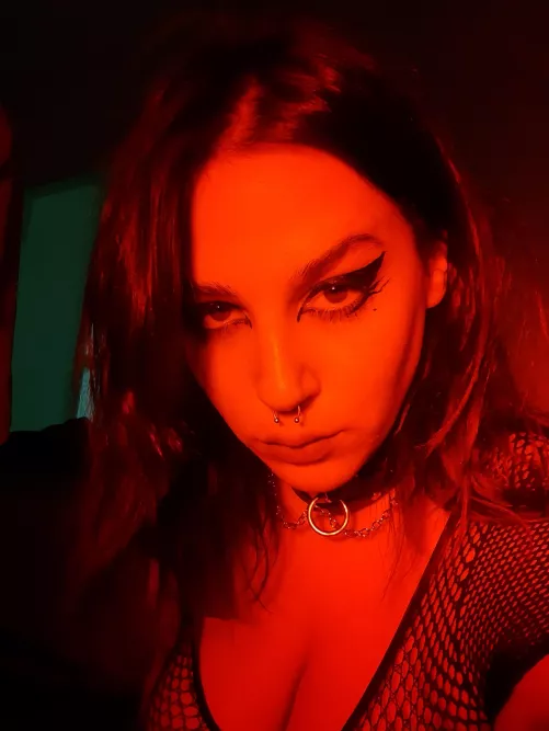 Do you think the red light suits me?