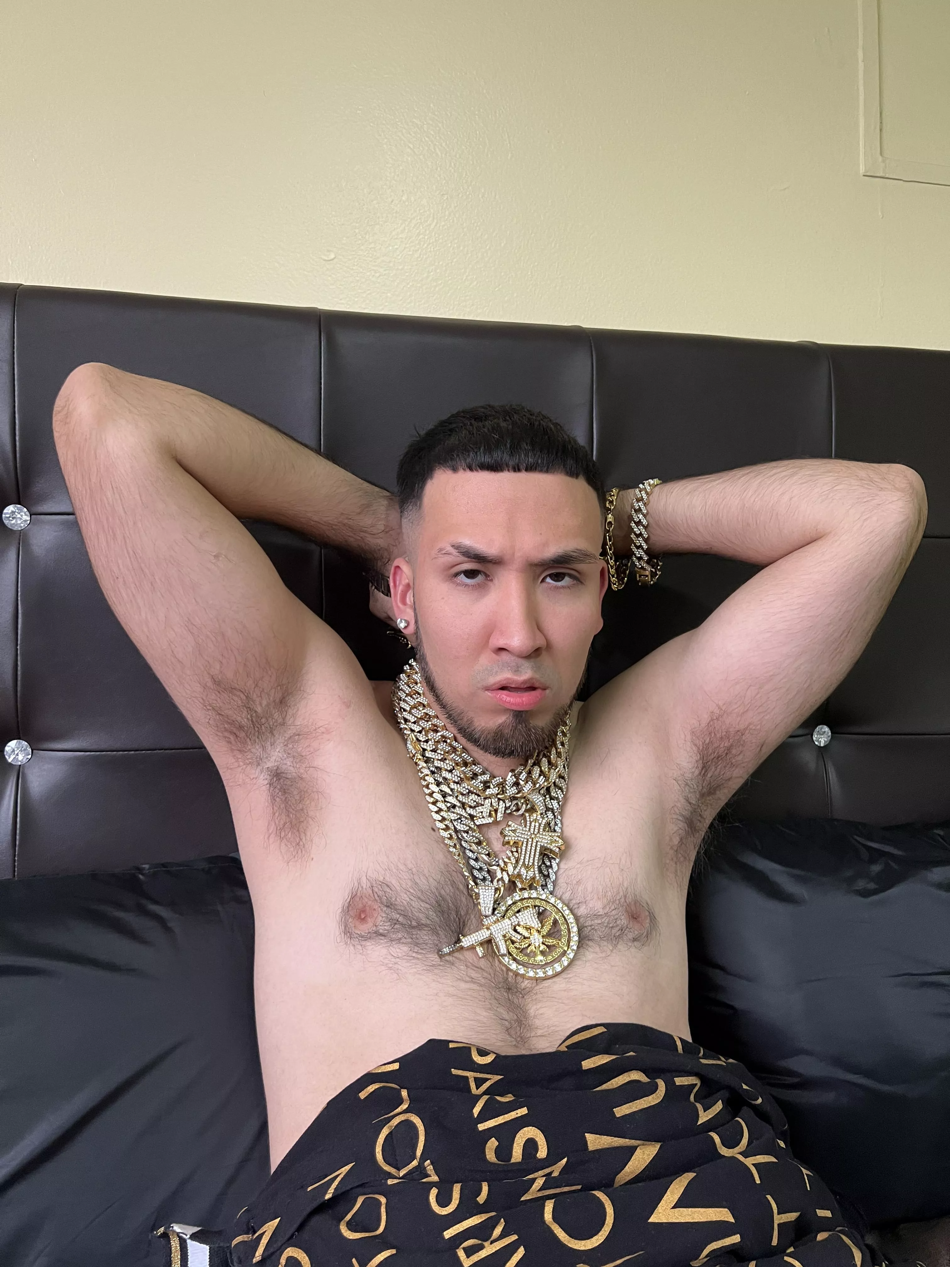 Does anyone want to smell this armpit odor Ive been carrying for two days of pure exercise? Haha this stinks 