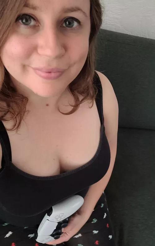 Playing Hogwarts Legacy with matching pants✨️