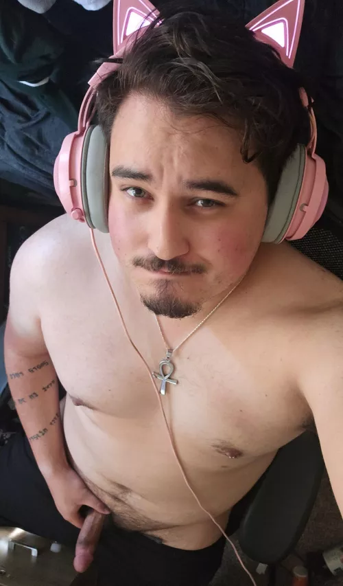 Wanna play with this gamer cub?