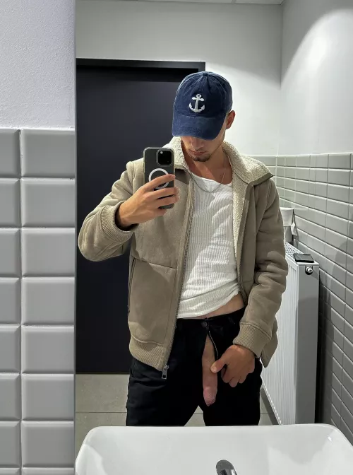 21 horny at work 😈