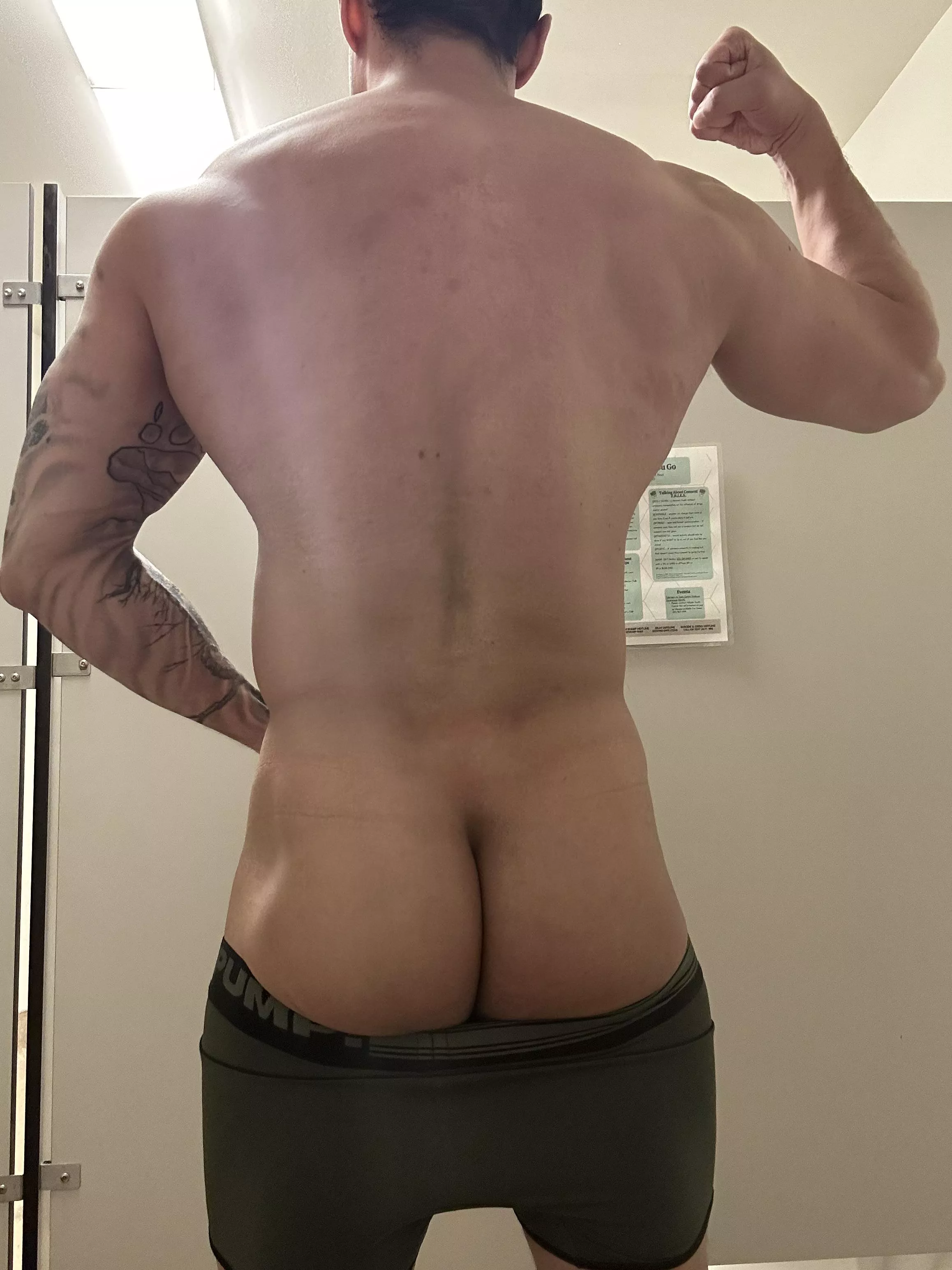 [34] Military bottoms be like “Worked out chest and abs today!”