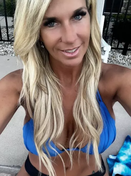 Do you prefer blonde girls in blue outfit