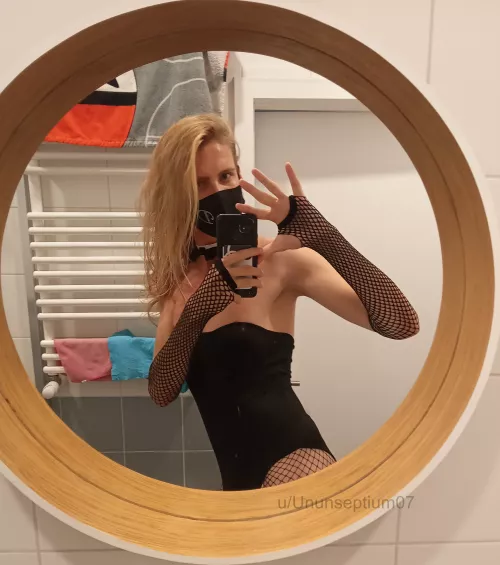 Starting to like my fishnets a lot 😙