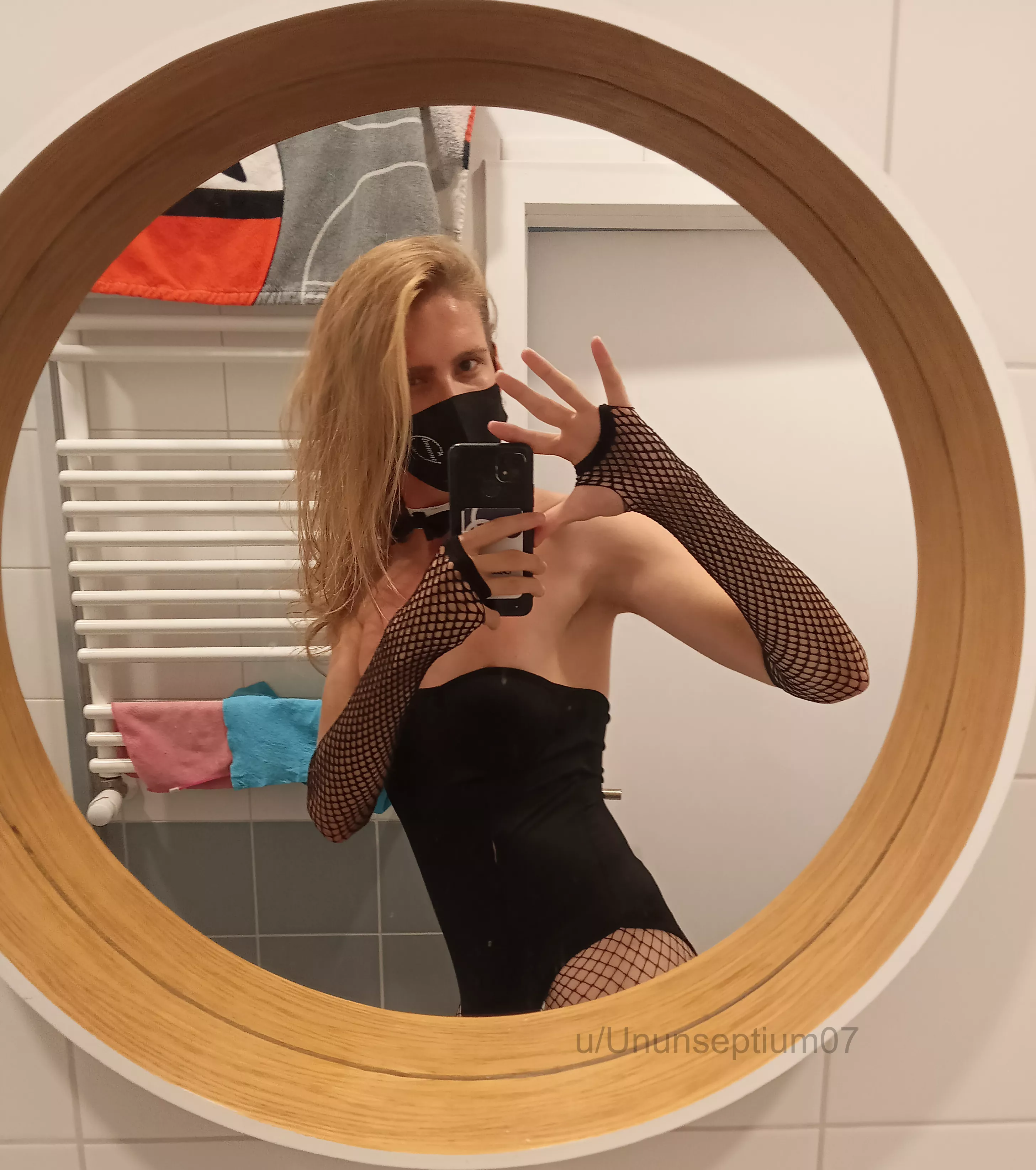 Starting to like my fishnets a lot 😙