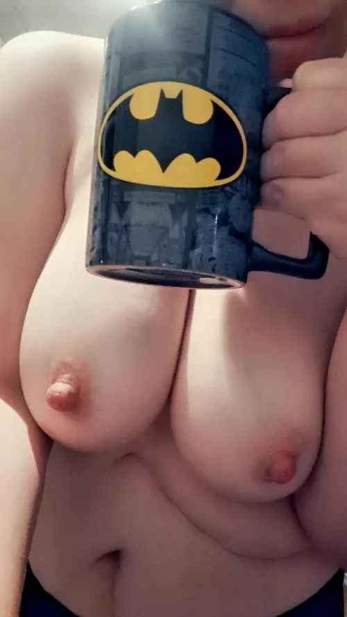 Today was rainy, windy and cold. Perfect day to drink hot coffee and cuddle in bed. You coming? 😊