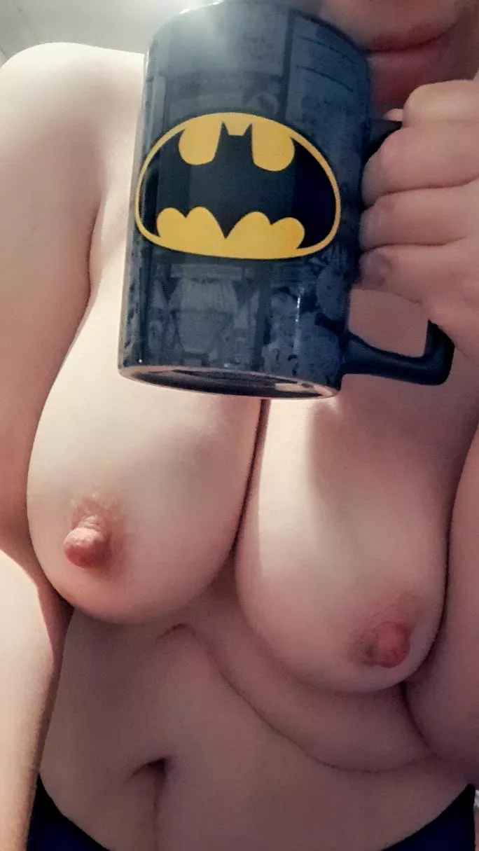 Today was rainy, windy and cold. Perfect day to drink hot coffee and cuddle in bed. You coming? 😊