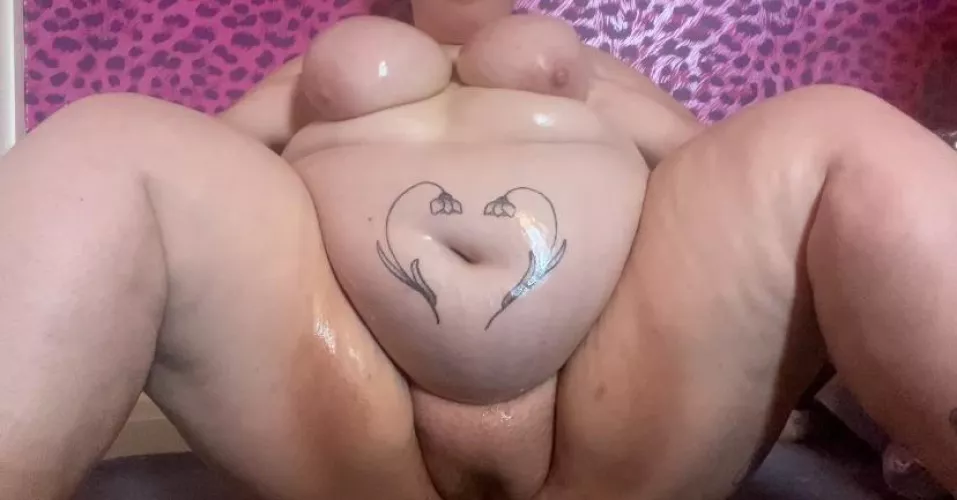 Wanna fuck an oiled up slut?