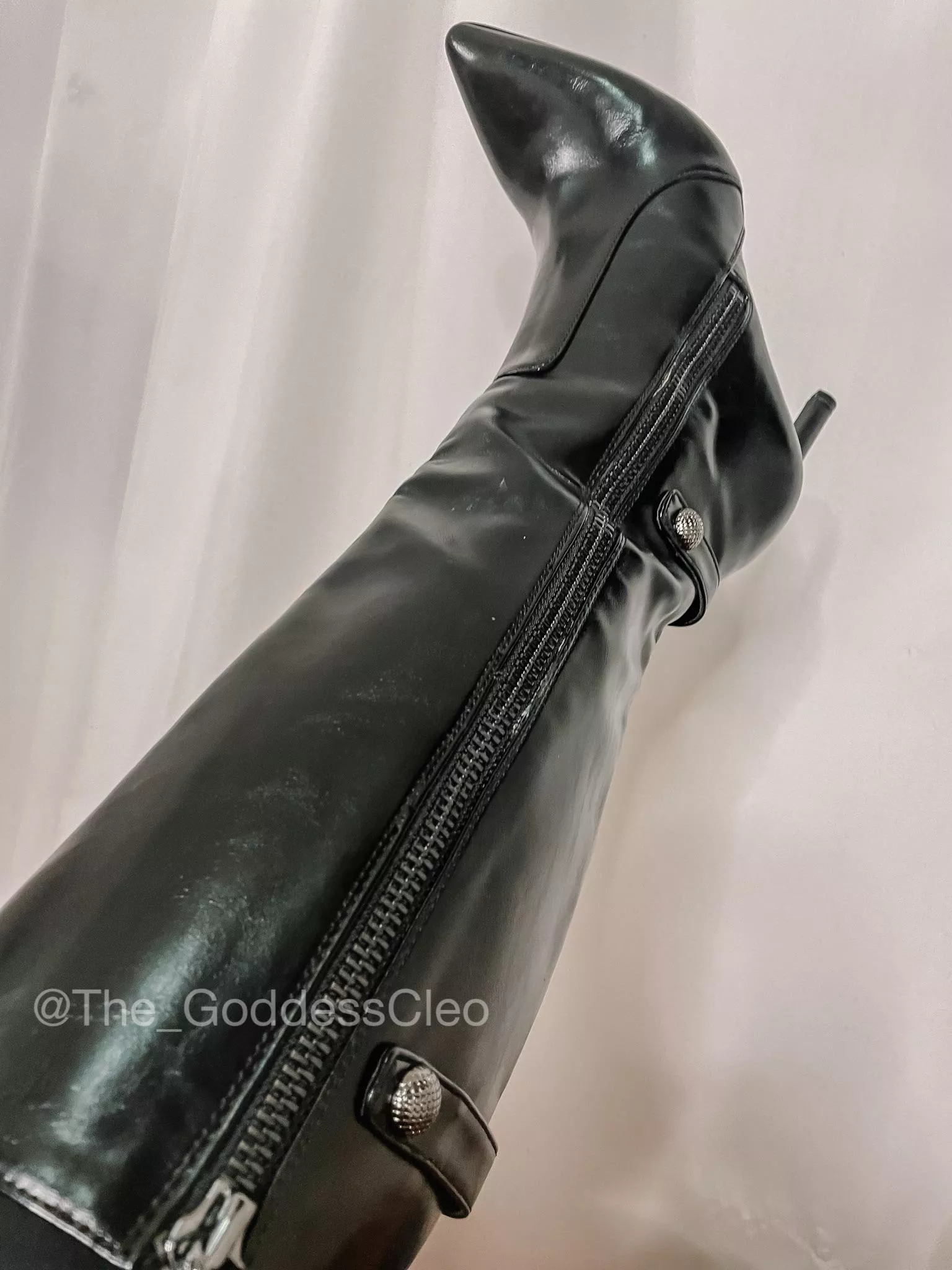 Who would like to lick my boots? 