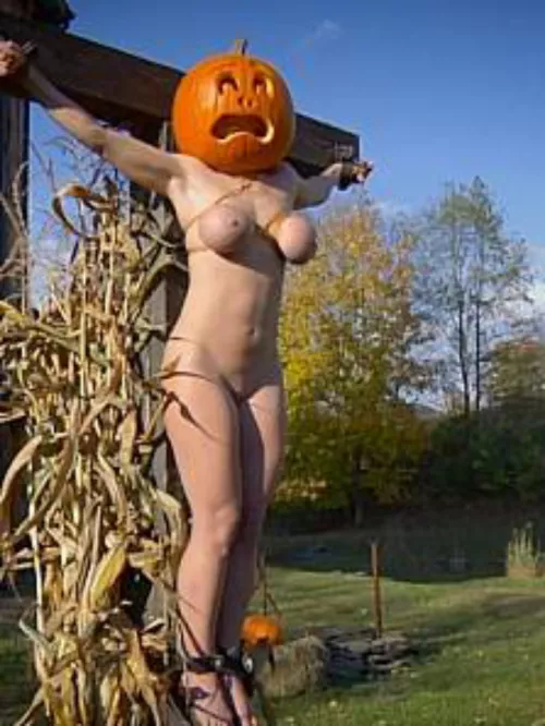 The scarecrow turns her head