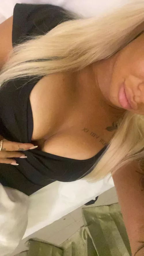 Vill typ visa min piercade tuttar 🤤 borde jag? 🙈