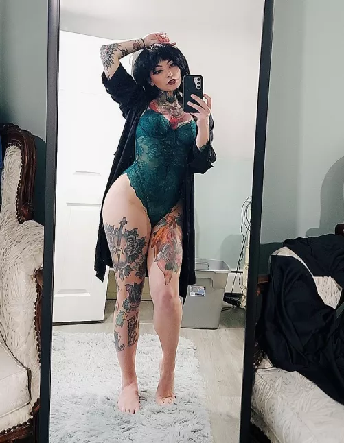 Flexin' these thigh tattoos with a little sexiness