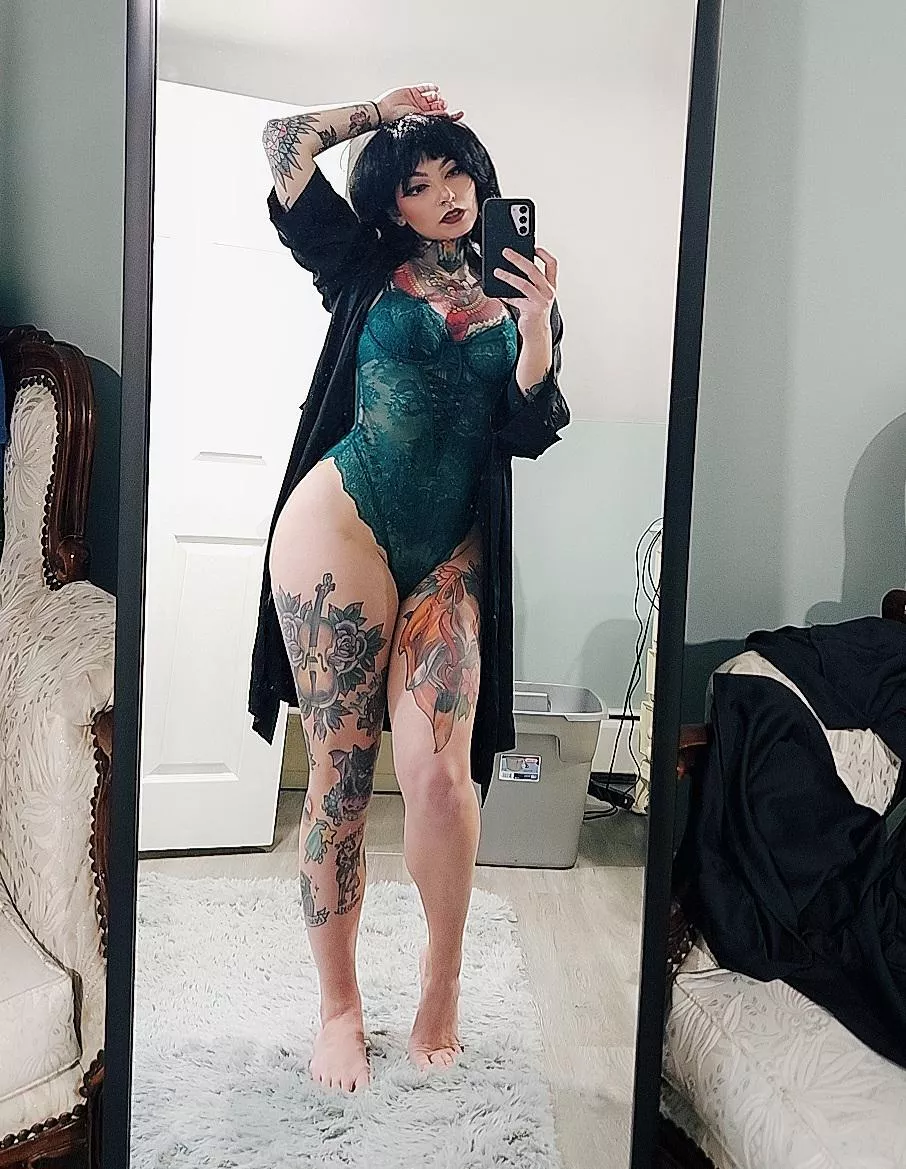 Flexin' these thigh tattoos with a little sexiness