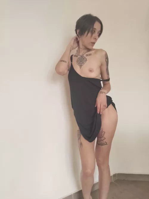 My hair looks sexy like this, it's already grown quite a bit. 