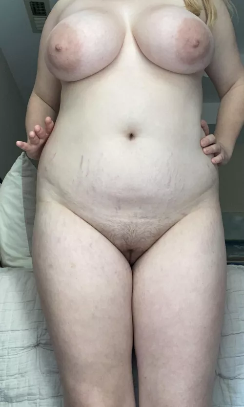 Normal nude 🫣5’5 23 (f) 175 😇