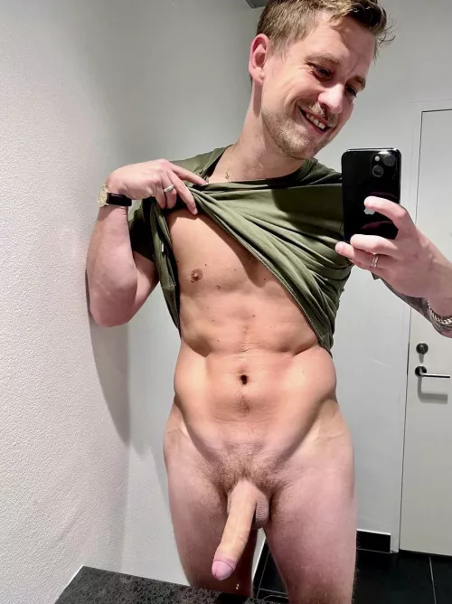 Risky office selfie 🤭