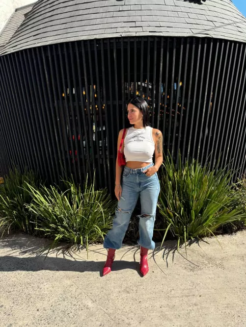 still looking classy in simple outfit