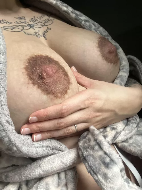 
When I'm pregnant, I especially like licking nipples