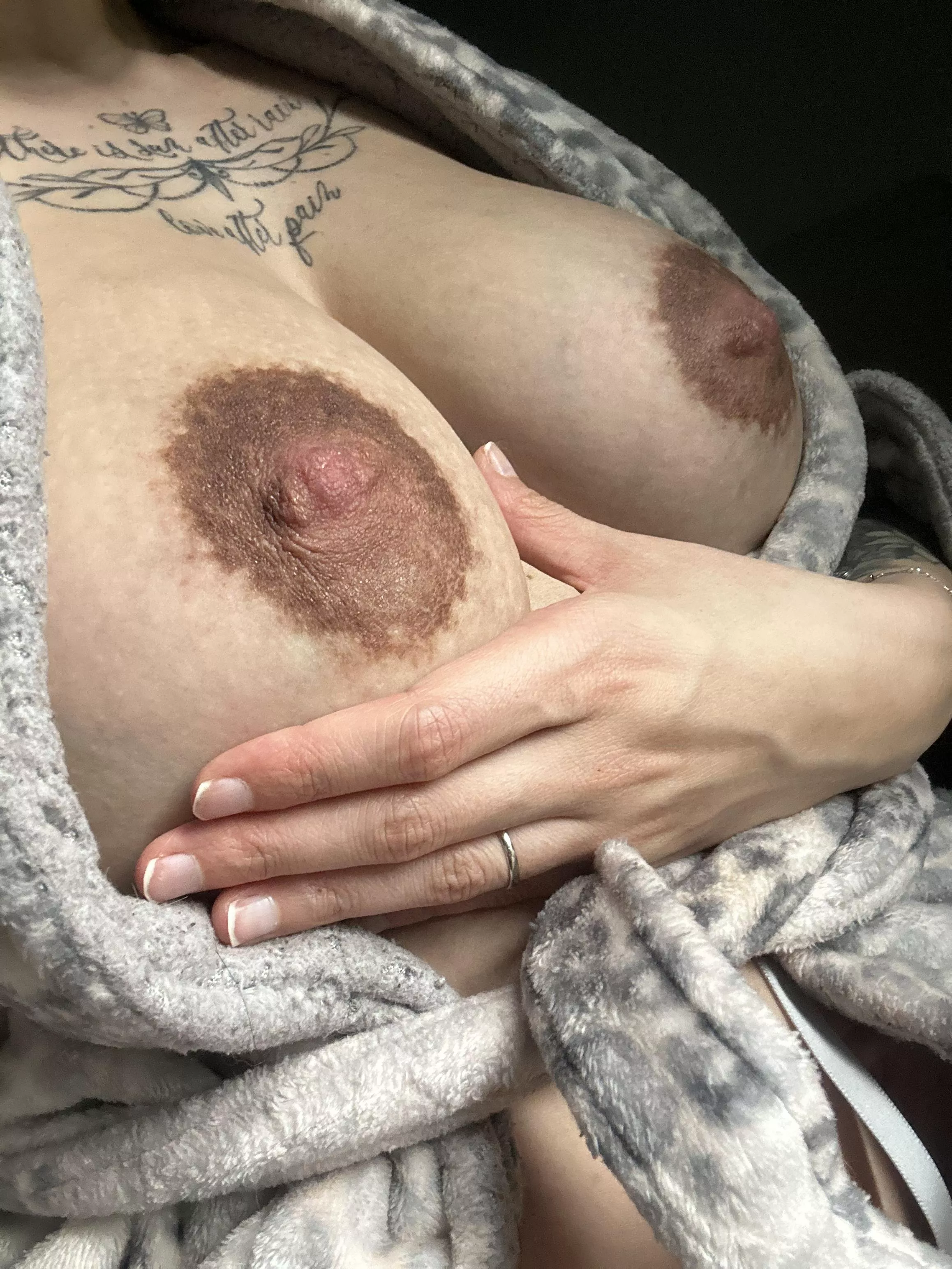 
When I'm pregnant, I especially like licking nipples