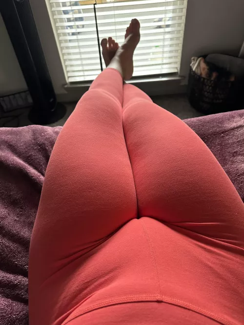 eating on the edge of the bed is fun, yeah?