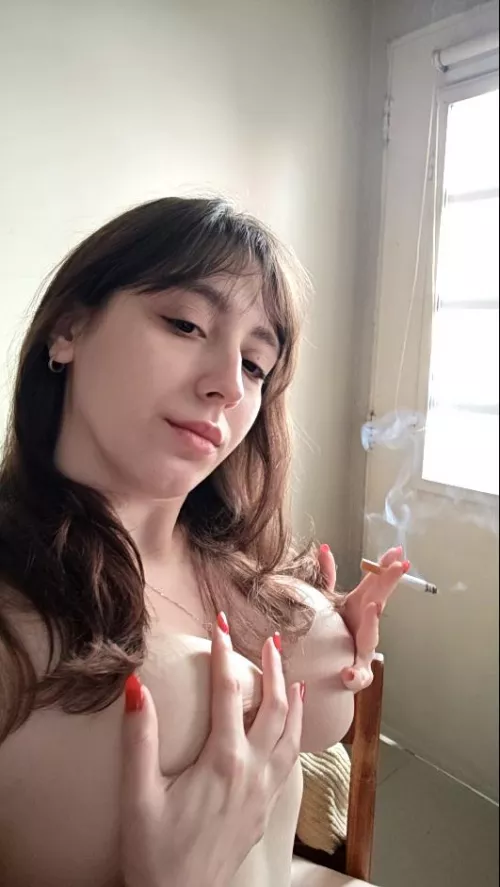 Grabbing my tits with a cig between my fingers 🚬💨🍒