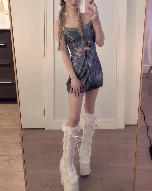 I love a good cunty, chunky bratz doll boot 