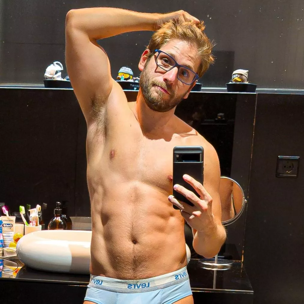 Just a blond guy from Portugal who likes to workout