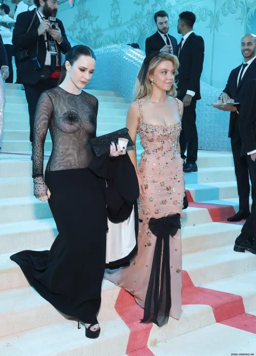 Rachel Brosnahan and Sydney Sweeney 